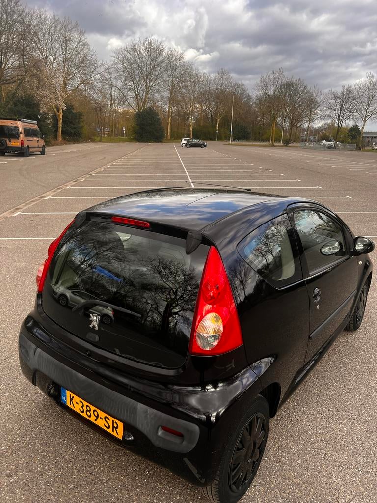 Peugeot 107 1.0 Nieuwe apk + nieuwe koppeling. 2sleutels, Zwart, 765 kg, 4 stoelen, Handgeschakeld