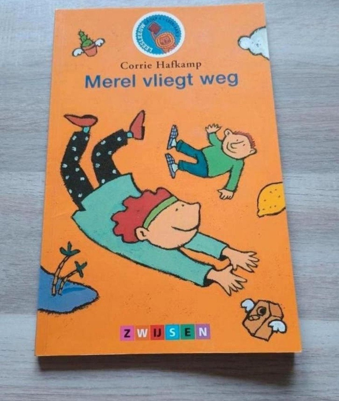 Merel vliegt weg - Corrie Hafkamp, Boeken, Ophalen of Verzenden, Zo goed als nieuw