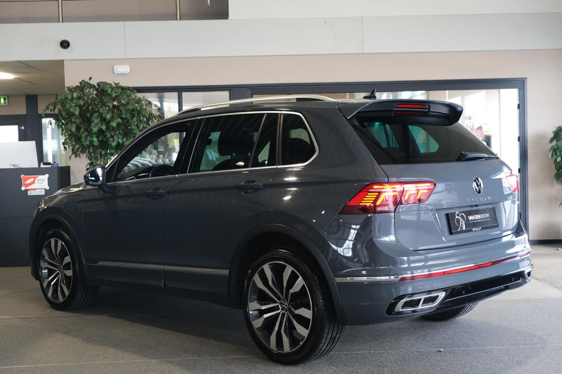 Foto 2 van Volkswagen Tiguan 1.4 TSI eHybrid 2x R-Line 245pk Led Navi C