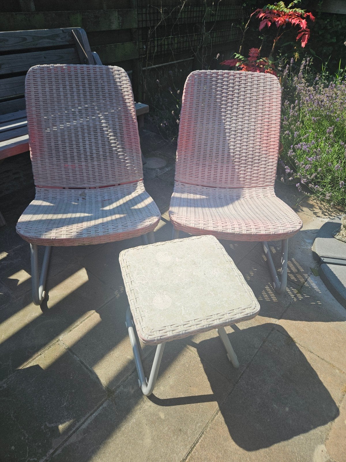 Gratis: 2 stoeltjes met bijzettafeltje - Tuinset, Ophalen, Gebruikt, Kunststof