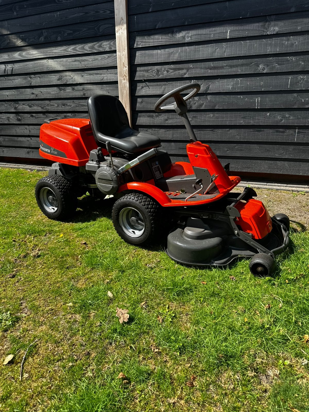 Husqvarna rider13C frontmaaier/Zitmaaier, Tuin en Terras, Ophalen, Cirkelmaaier, Zo goed als nieuw, Benzine-grasmaaier