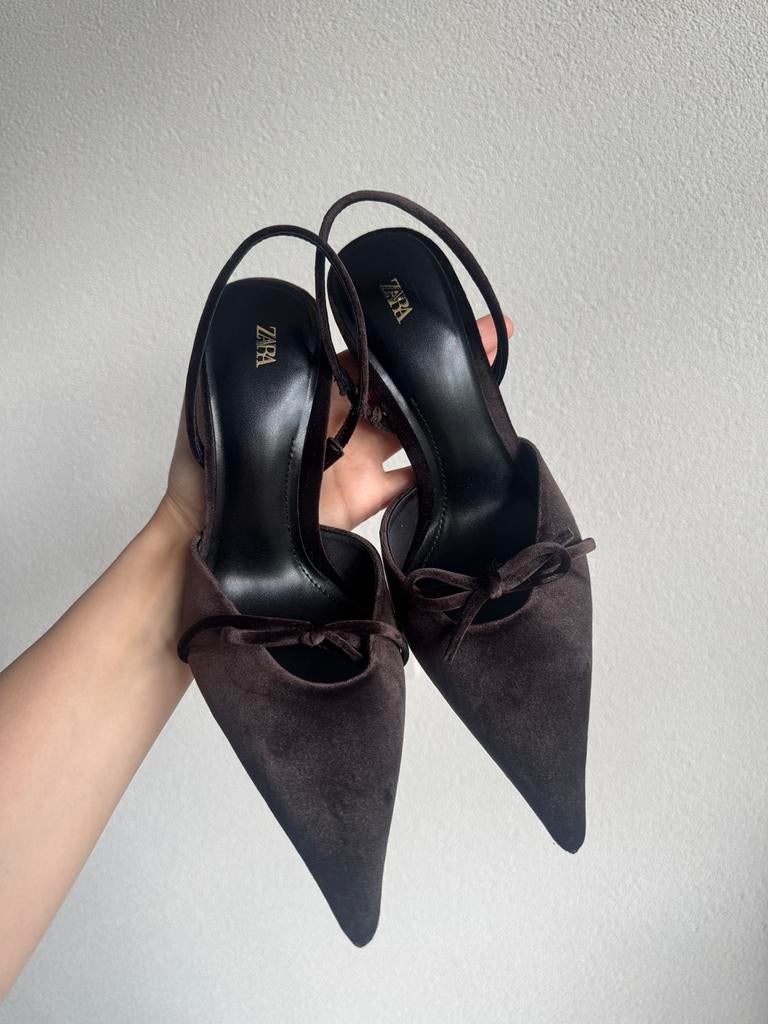 Zara bruine fluwelen sandalen hakken met strik detail, Kleding | Dames, Bruin, Zara, Zo goed als nieuw, Zara