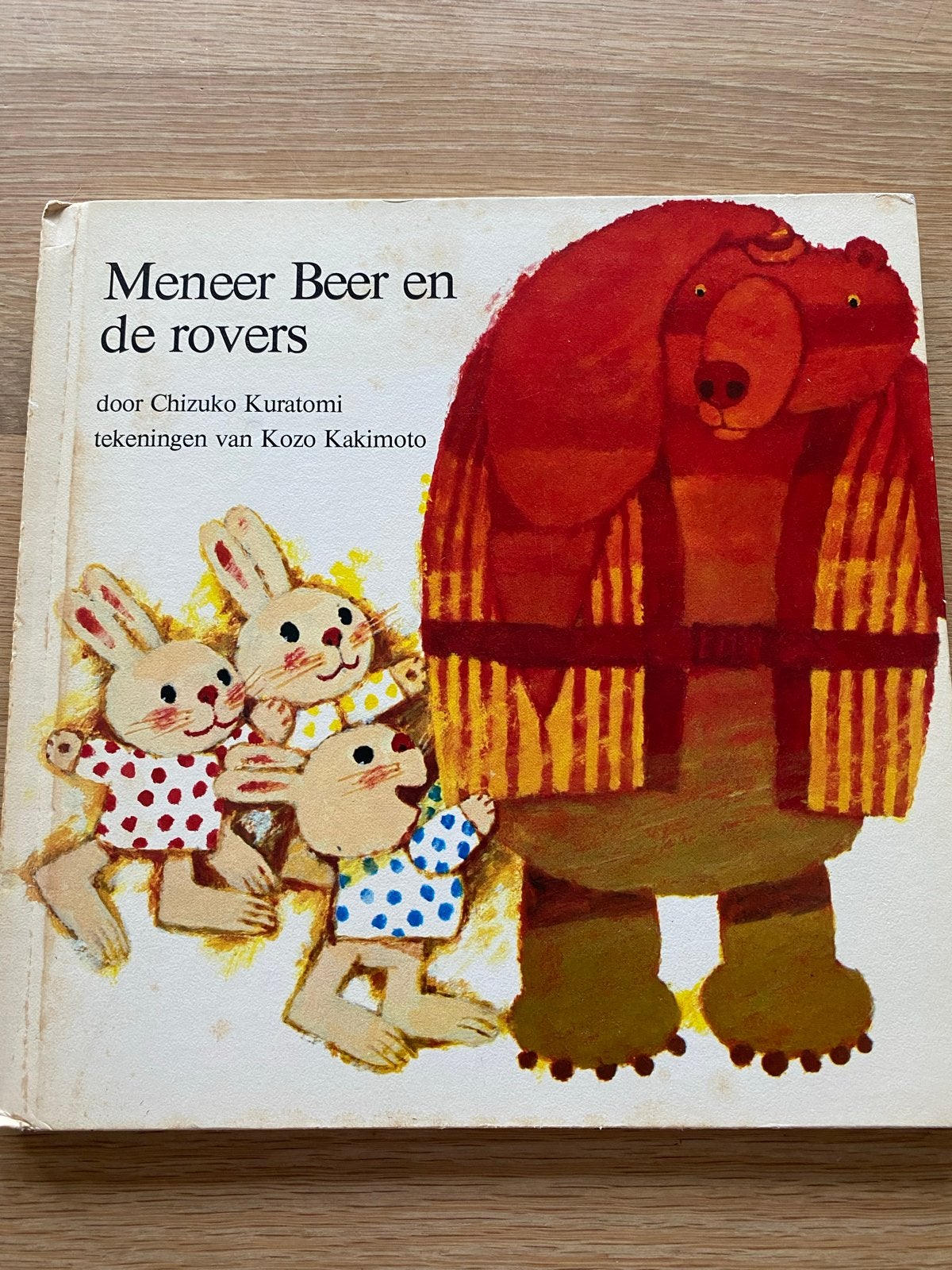 Meneer Beer en de rovers - Chizuko Kuratomi (1970), Boeken, Ophalen of Verzenden, Gelezen