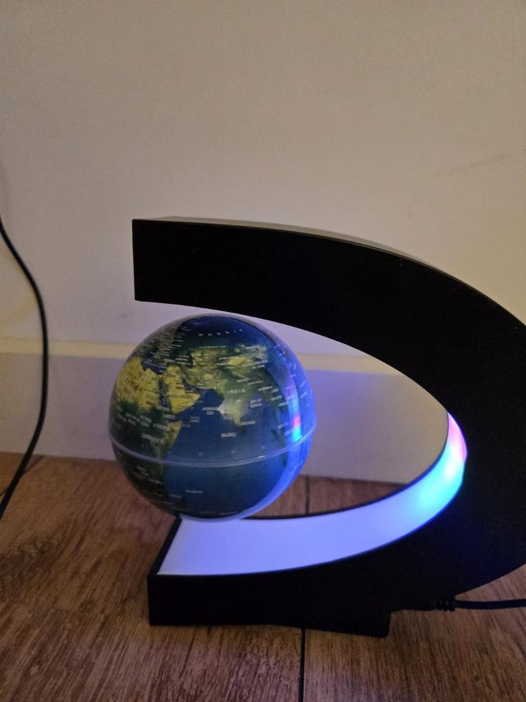 zwevende wereldbol met magnetische levitatietechnologie en L, Ophalen, Interactief, Zo goed als nieuw
