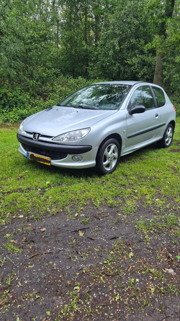 Peugeot 206 1.6 16v 110pk  -  met nieuwe APK!, Voorwielaandrijving, Stof, Zwart, 4 cilinders