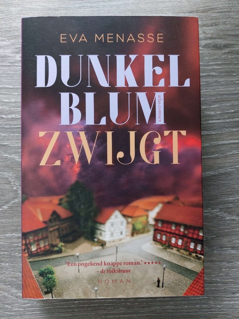 Eva Menasse - Dunkelblum zwijgt - 2022, Ophalen of Verzenden, Zo goed als nieuw