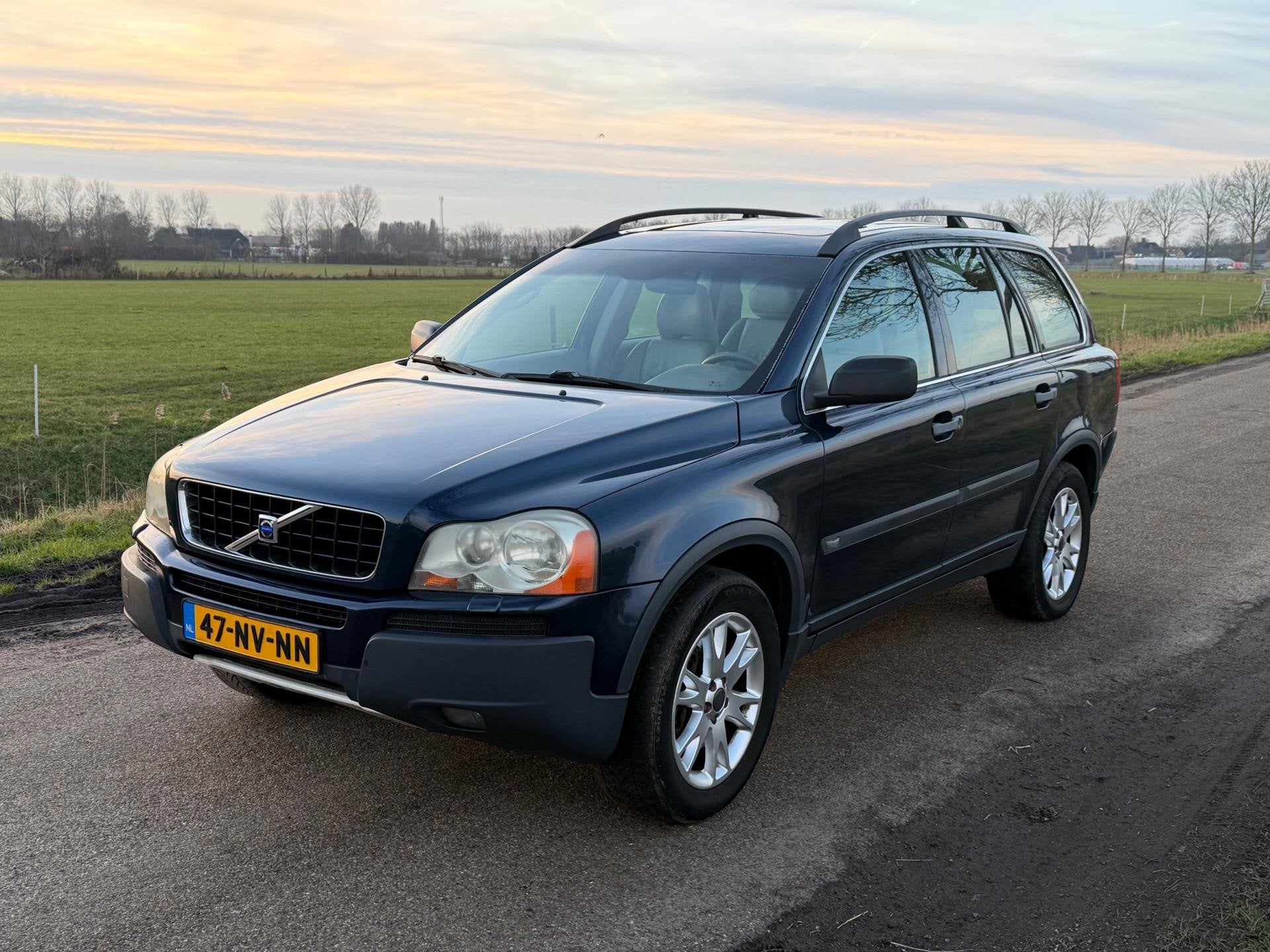 Volvo XC90 2.5 T Exclusive GEEN APK AUT Leder 4WD 7 Persoons, Auto's, Volvo, Automatische klimaatregeling, Gebruikt, Beige, Blauw