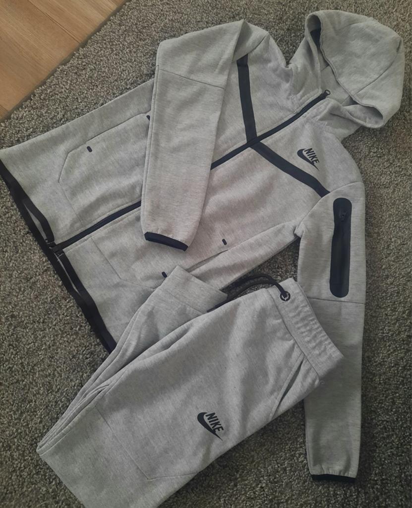 Nike Tech Fleece maat 134-140, Ophalen of Verzenden, Zo goed als nieuw