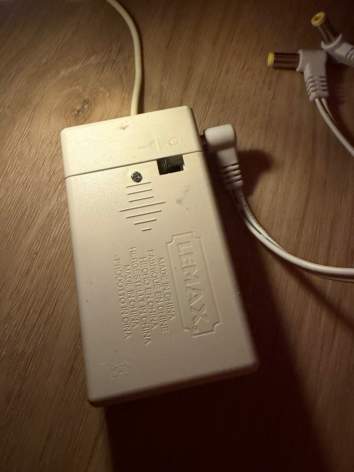 Lemax batterijhouder 3 aansluitingen met adapter en lampje, Ophalen of Verzenden, Gebruikt