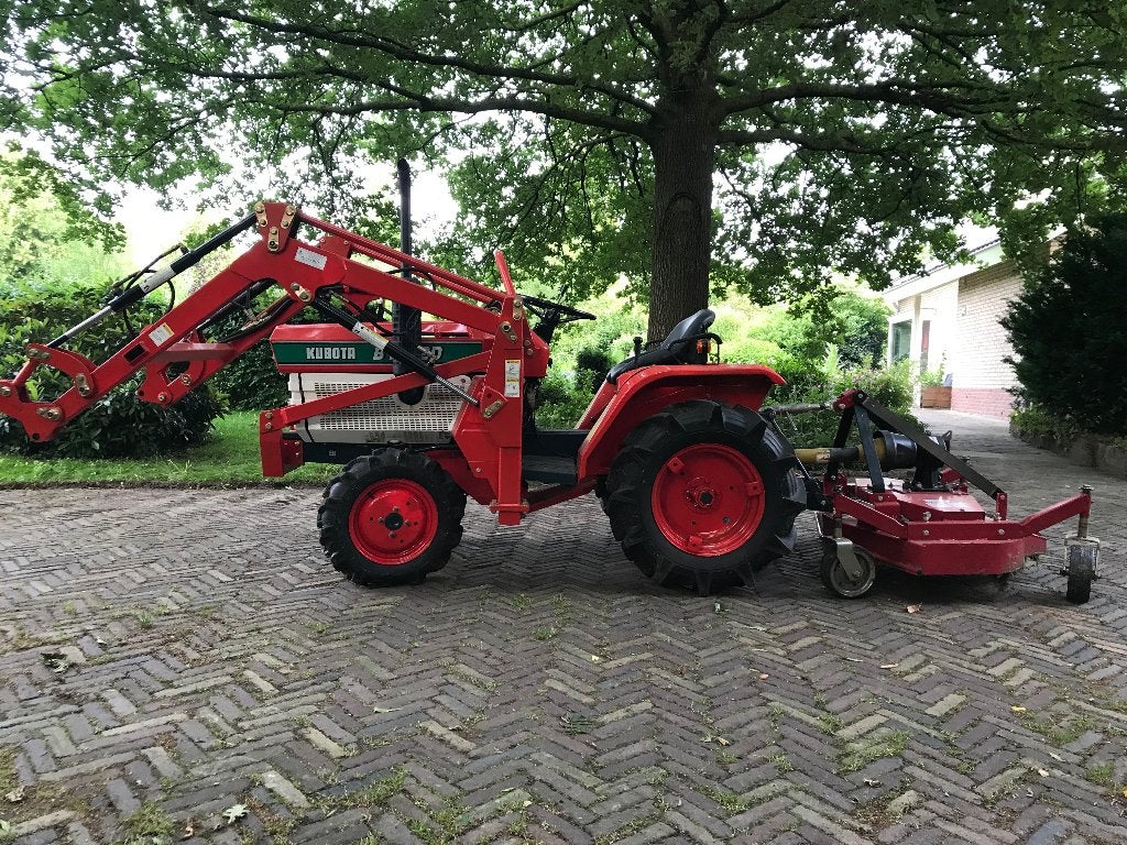 Kubota B1402D 4WD compacttractor met voorlader en werktuigen, Ophalen, Gebruikt