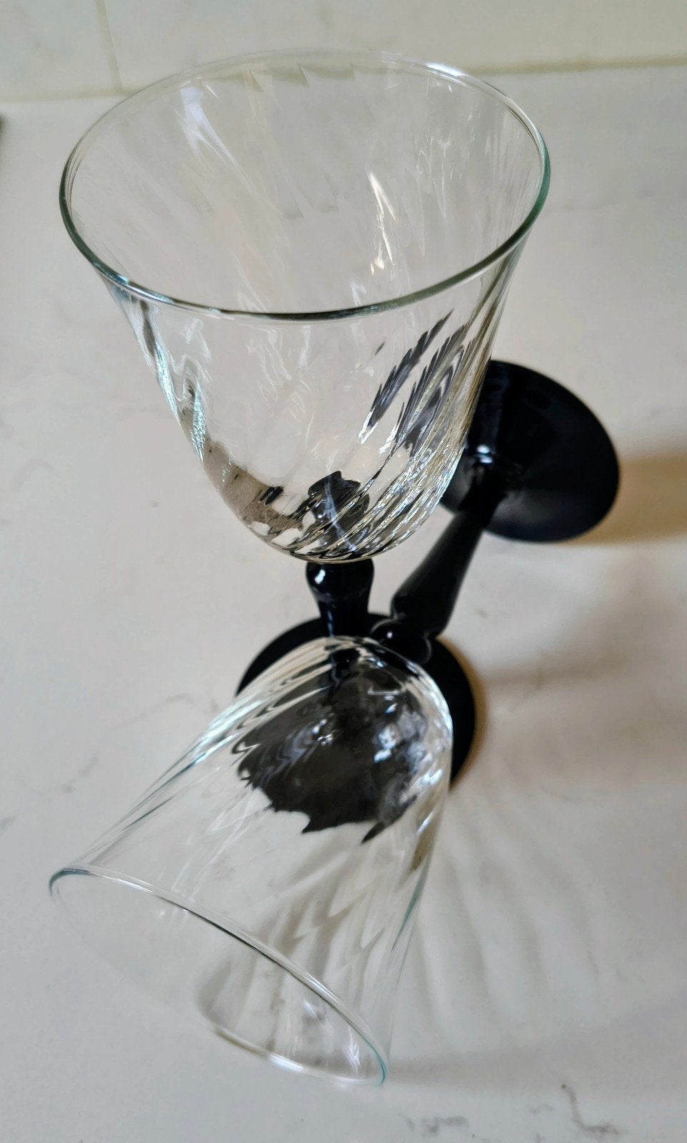 Set van 2 wijnglazen met zwarte voet, Ophalen of Verzenden