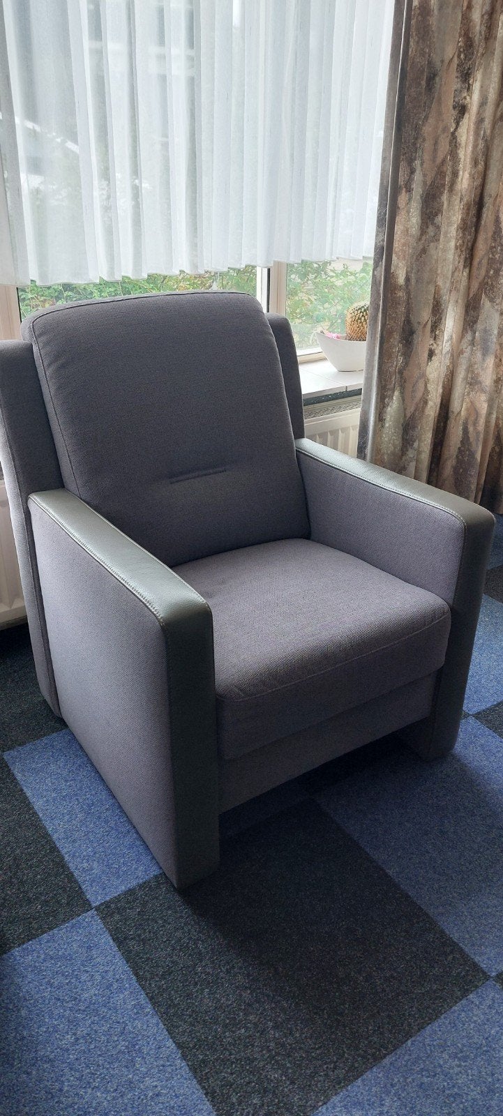 Comfortabele grijze bank en fauteuil set, Stof, Modern en comfortabel, 150 tot 200 cm, Tweepersoons