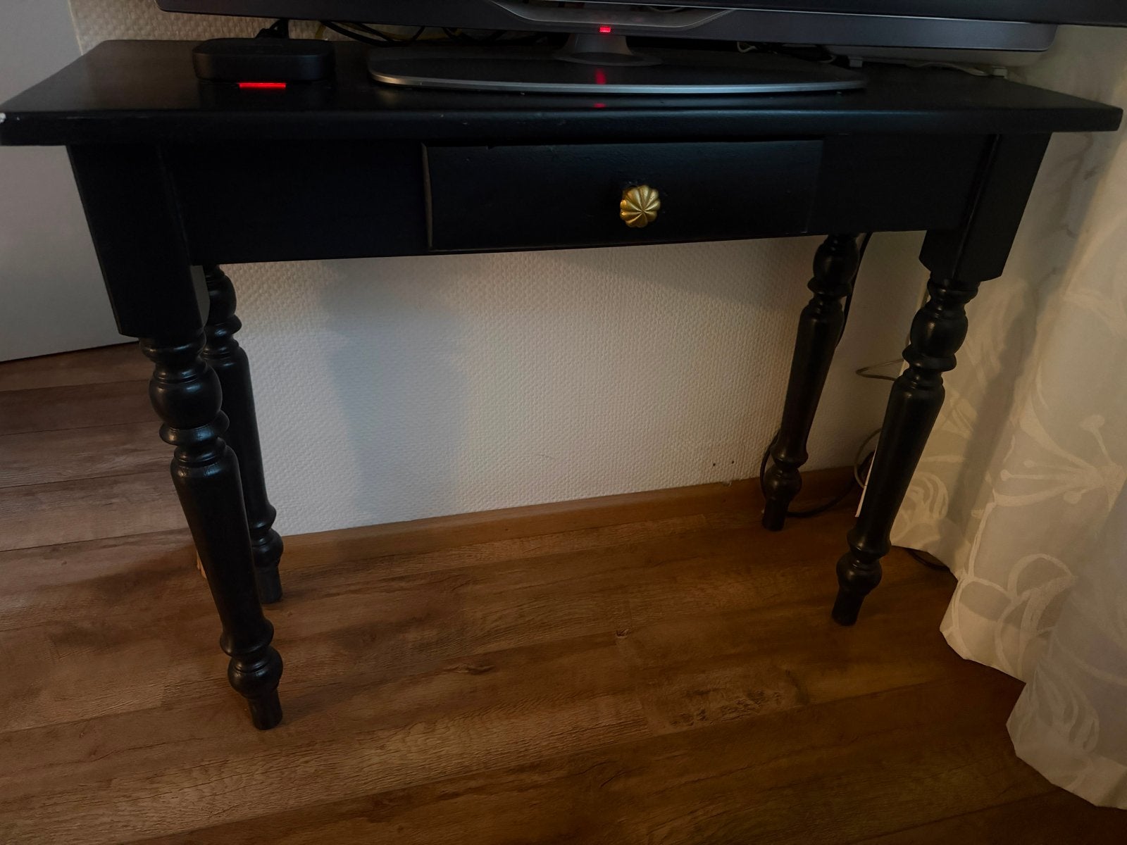 Mooi zwart bijzettafeltje met lade, Gebruikt, 55 tot 75 cm, Rechthoekig, Hout