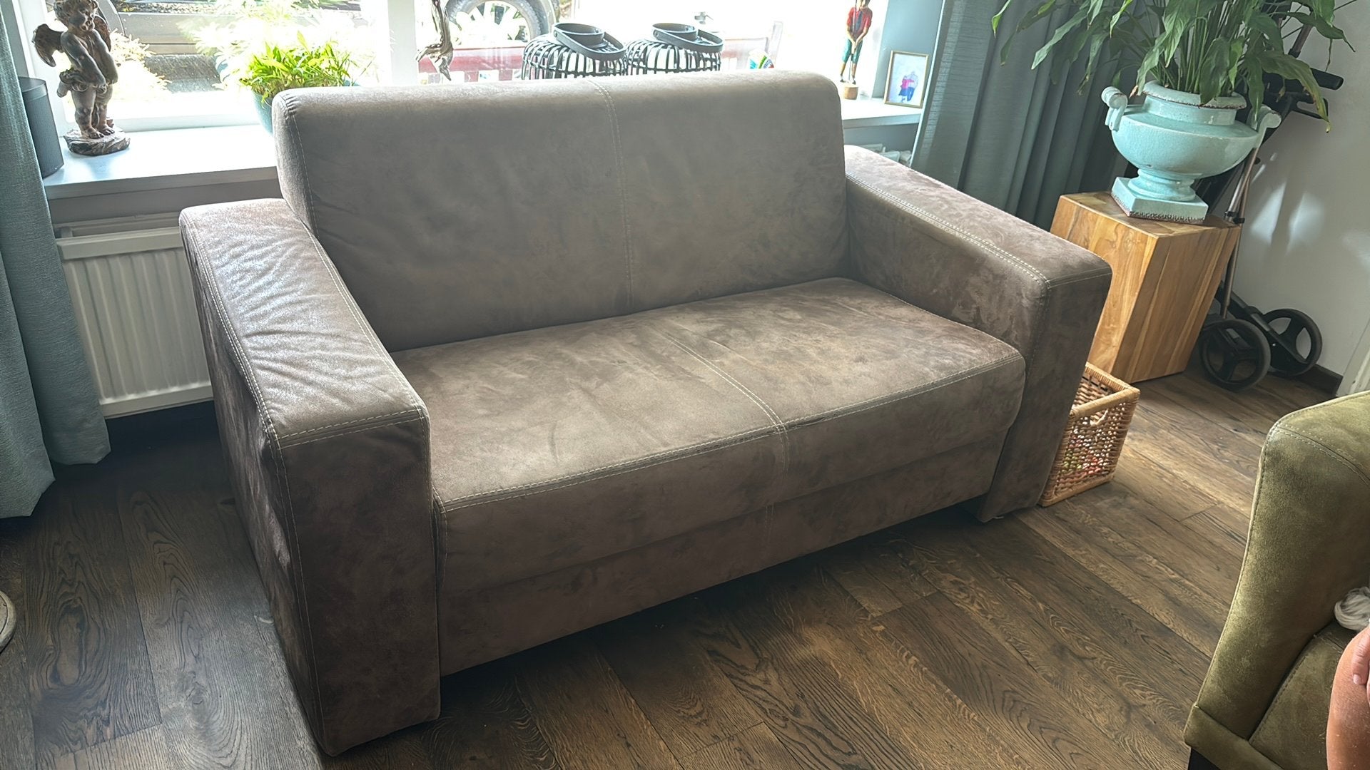 GRATIS!! Mooie 2-zits bank kleur taupe, Ophalen, Tweepersoons, 75 tot 100 cm, Zo goed als nieuw