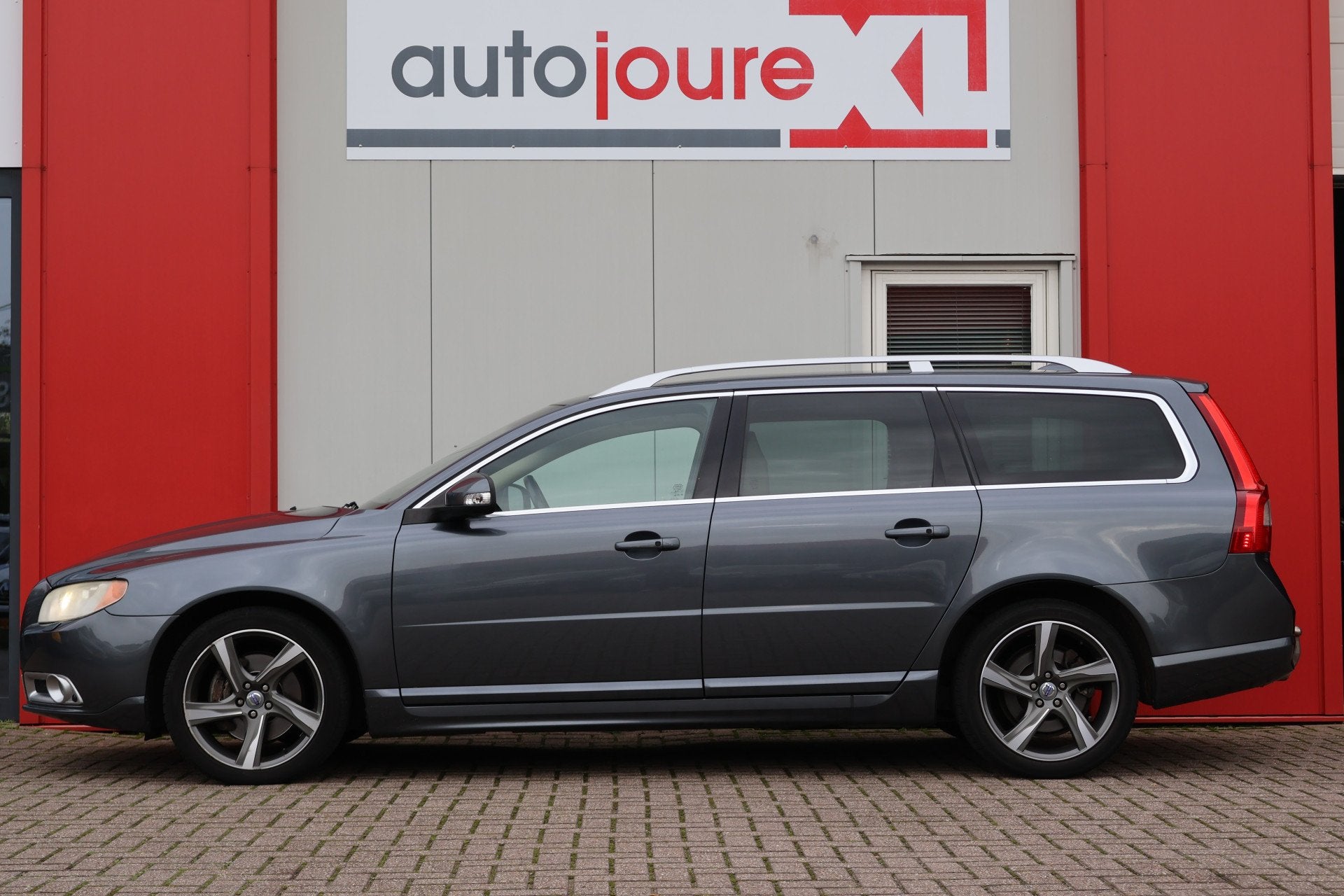 Volvo V70 2.4 D5 AWD Summum | Leder | 5-Cilinder | Schuifdak, Euro 5, Gebruikt, Beige, 197 €/maand