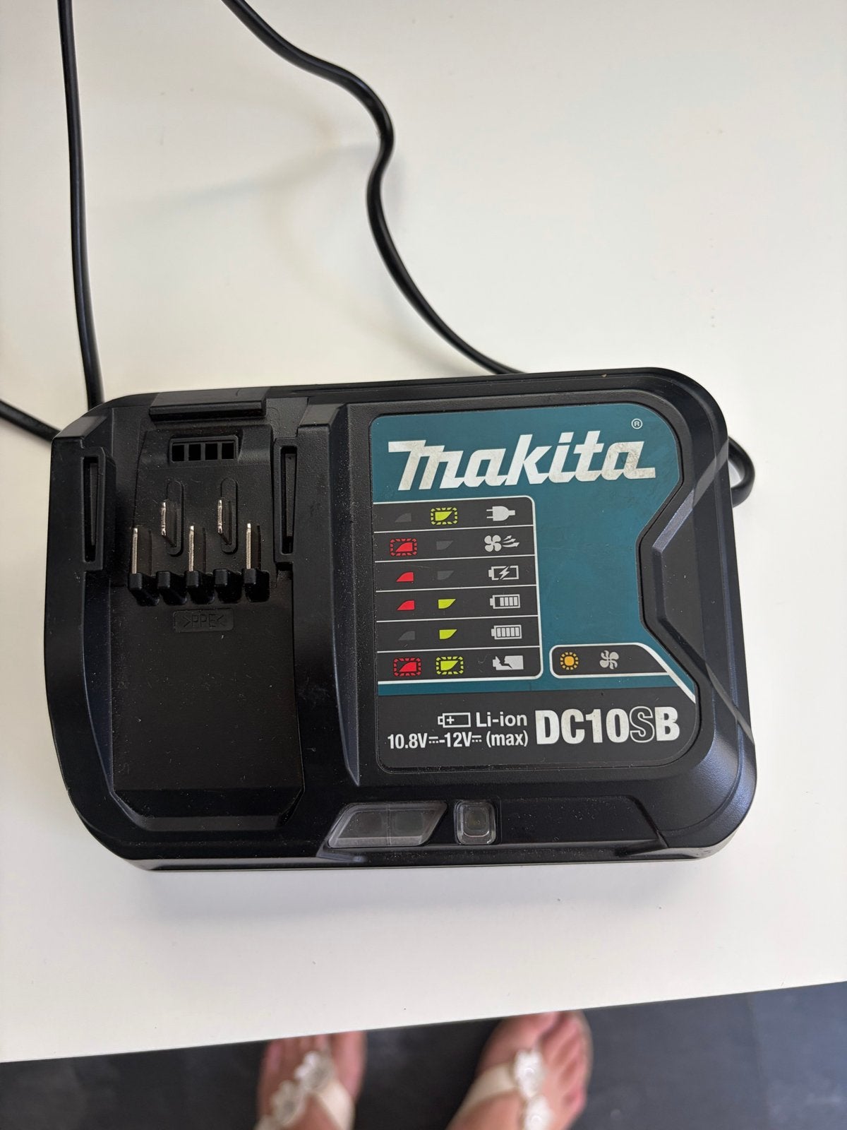 Makita DC10SB Oplader voor 10.8V-12V Li-ion accu's, Ophalen, Zo goed als nieuw, Minder dan 400 watt, Overige typen