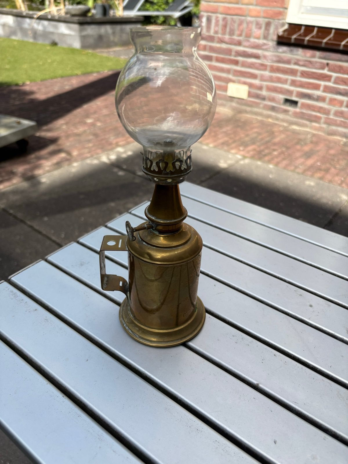 Antieke messing olielamp met glazen kap, Antiek en Kunst, Antiek | Lampen, Ophalen of Verzenden