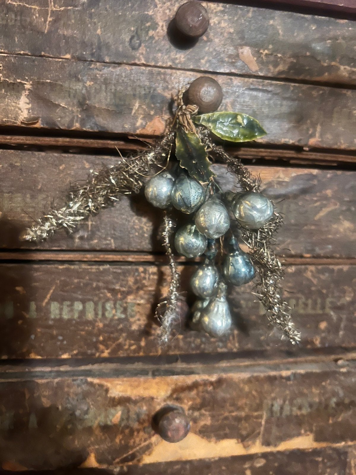 Antieke oude tinsel bessen ornament kerst kerstboom, Ophalen of Verzenden, Zo goed als nieuw