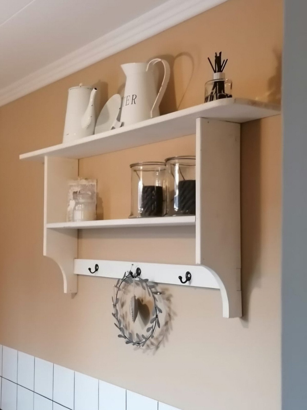 Witte wandplank met haken, landelijke stijl, Ophalen of Verzenden, Gebruikt