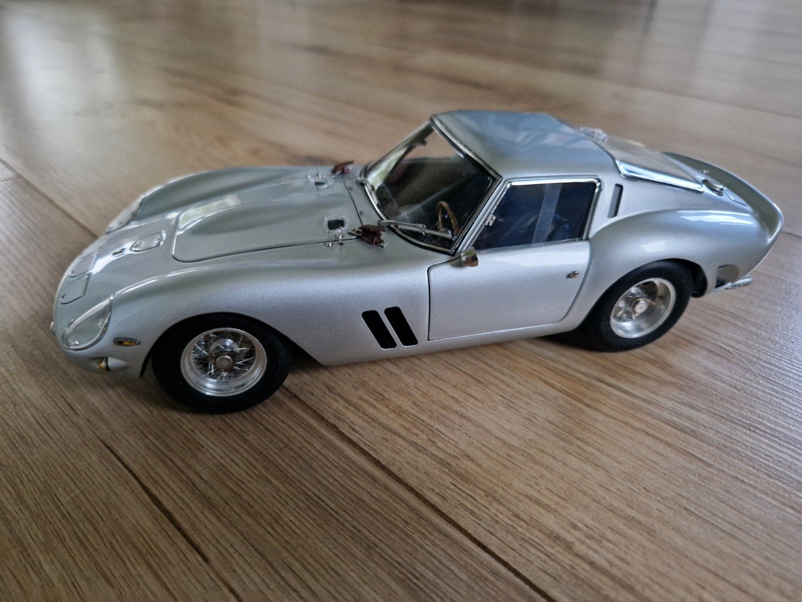 CMC Ferrari 250 GTO - Zilver 1962 - Schaalmodel 1:18, Hobby en Vrije tijd, Modelauto's | 1:18, Ophalen of Verzenden