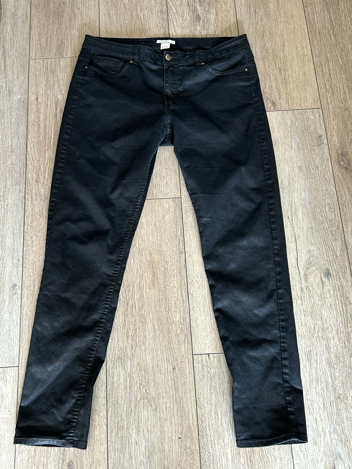 H&M Waxed Coated Broek Maat 44, Ophalen of Verzenden, Zo goed als nieuw, Maat 42/44 (L), Zwart