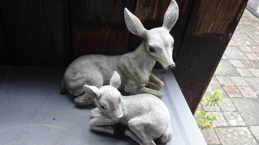 2 Herten Tuinbeeldjes Van Kunststof., Tuin en Terras, Tuinbeelden, Ophalen of Verzenden, Gebruikt, Kunststof, Dierenbeeld