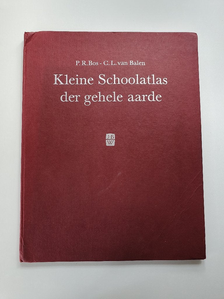 Kleine Schoolatlas der Gehele Aarde - 1964 - Bos & van Balen, Boeken, Gelezen, Bosatlas, Ophalen of Verzenden, 1800 tot 2000