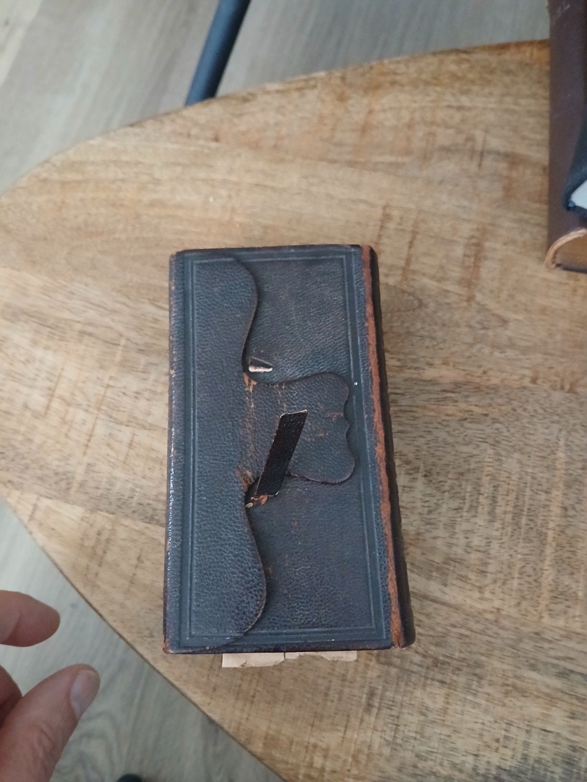 Antieke Bijbel met lederen kaft en sluiting, Ophalen of Verzenden, Onbekend