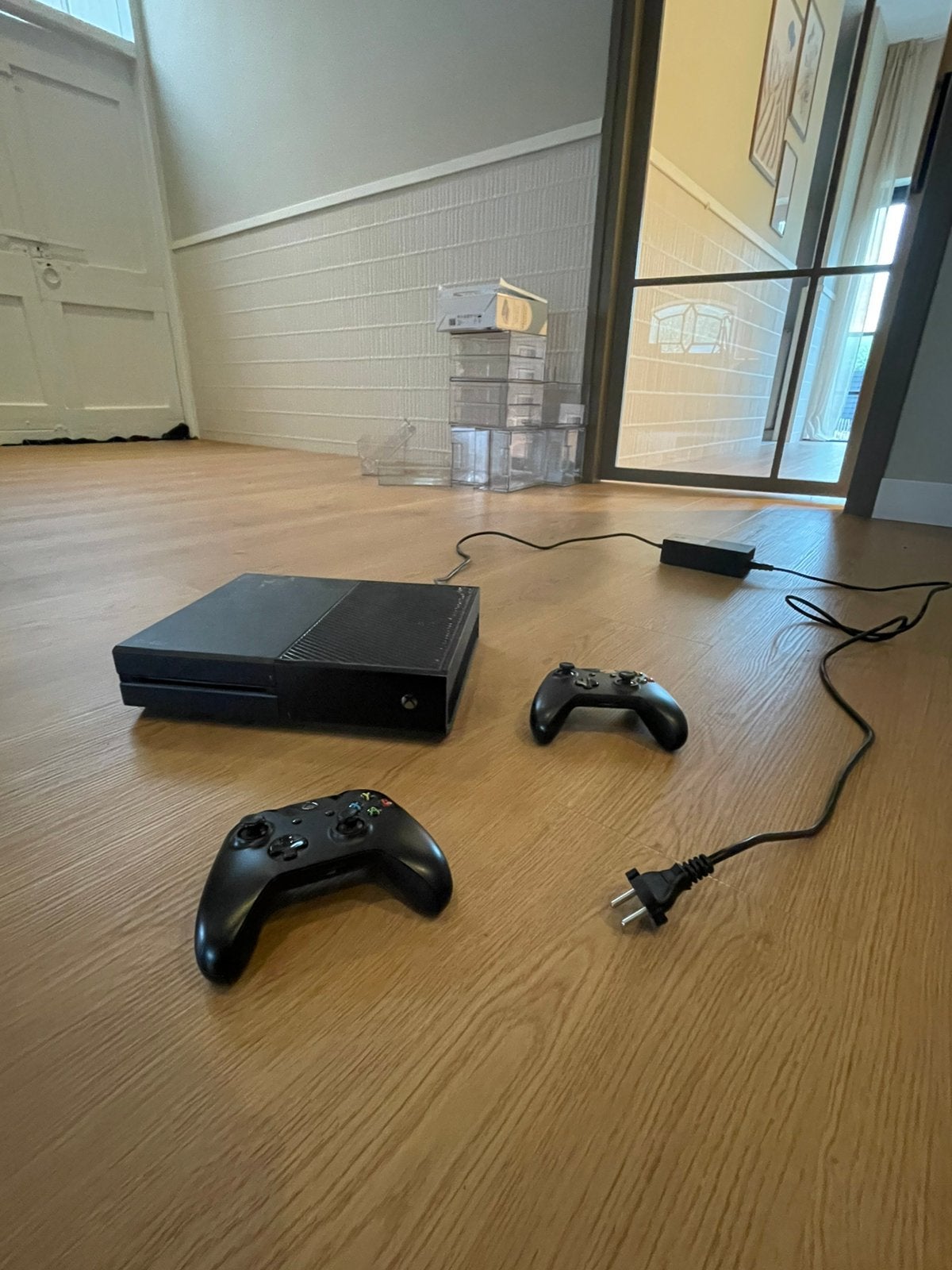 XBOX ONE MET TWEE CONTROLLERS EN BEKABELING, Ophalen, Zo goed als nieuw, 500 GB, Met 2 controllers