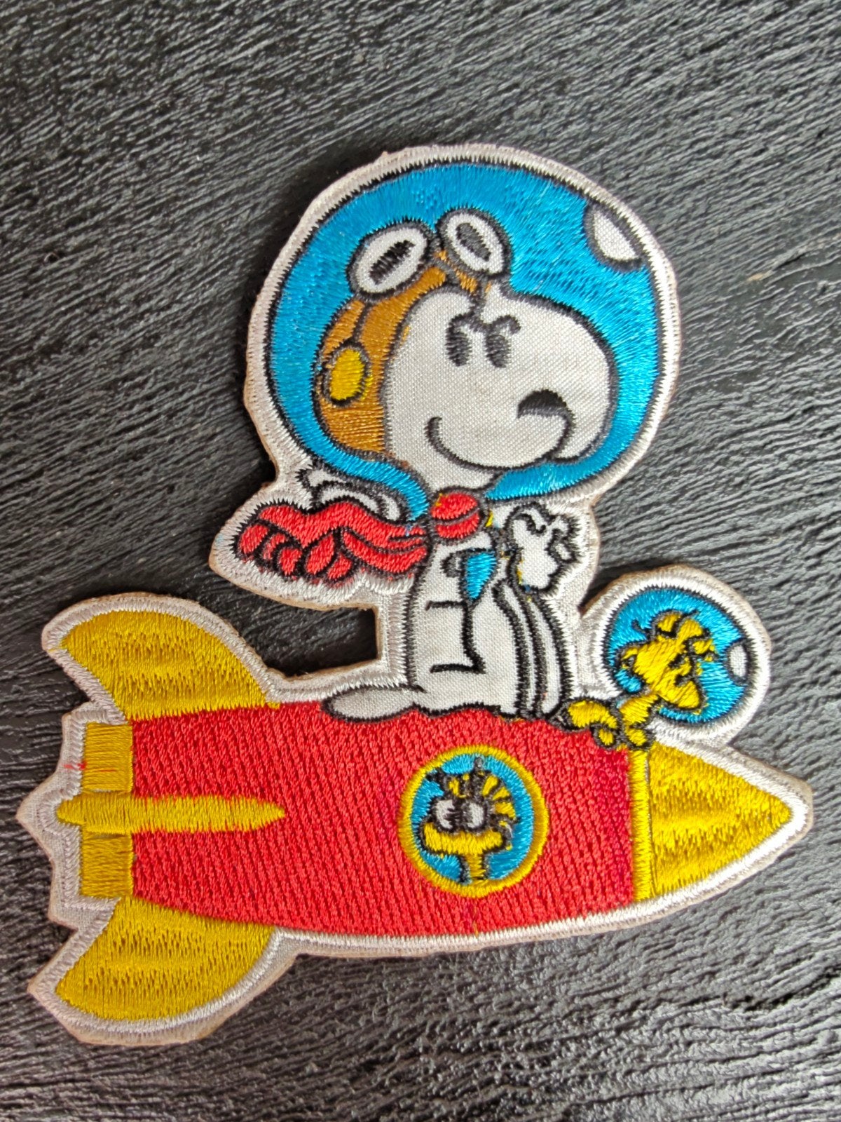 SNOOPY & WOODSTOCK ASTRONAUTS ON ROCKET - PEANUTS - patch, Ophalen of Verzenden, Landmacht, Amerika, Embleem of Badge