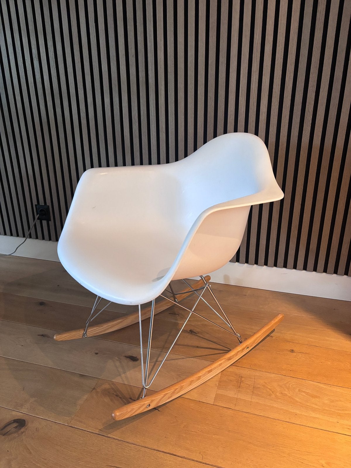 Replica Vitra Eames schommelstoel, als nieuw, Kunststof, Wit, Ophalen of Verzenden, Zo goed als nieuw