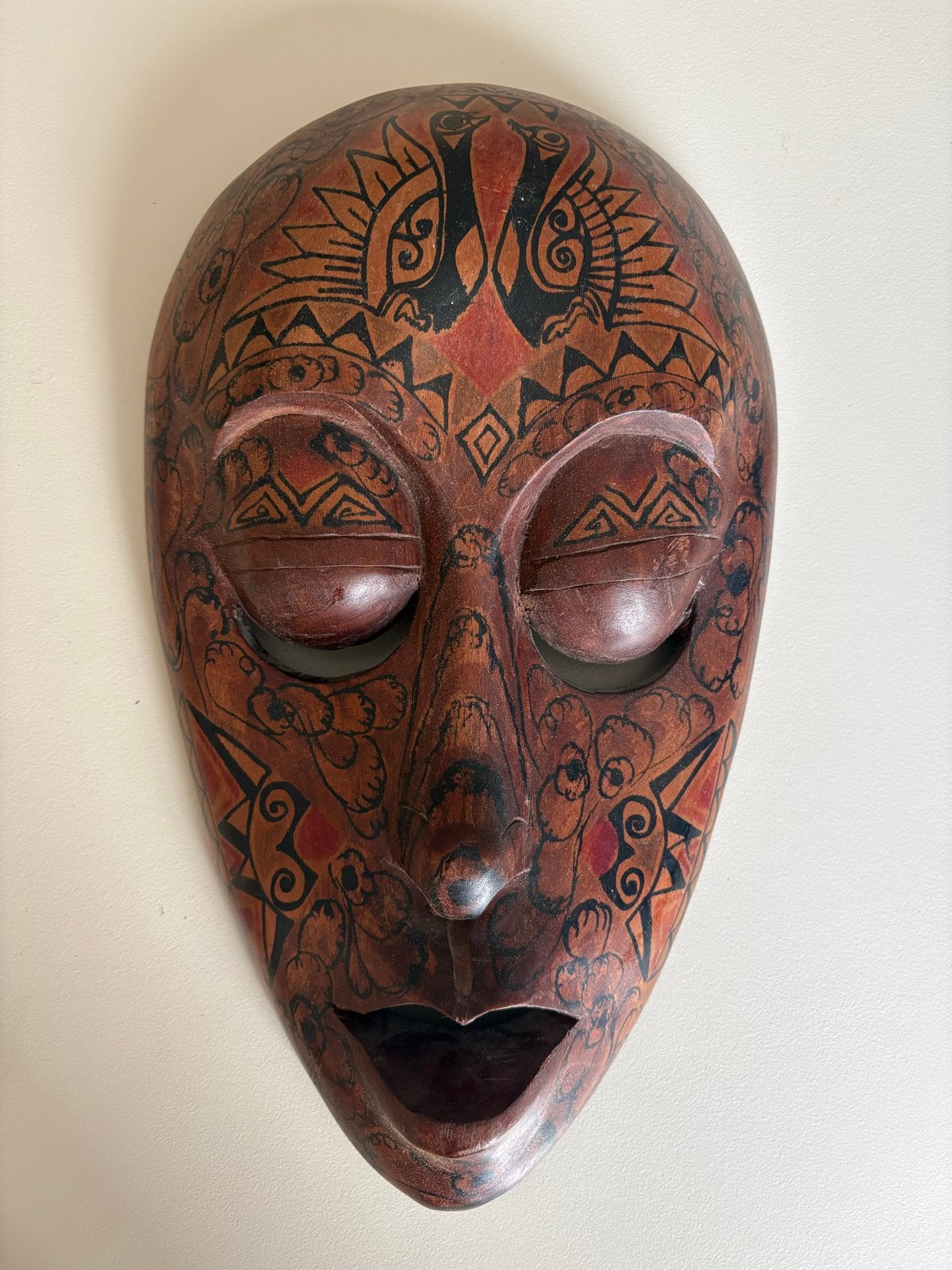 Decoratief houten masker - Handgesneden en beschilderd, Hout, Masker, Ophalen of Verzenden, Meerkleurig