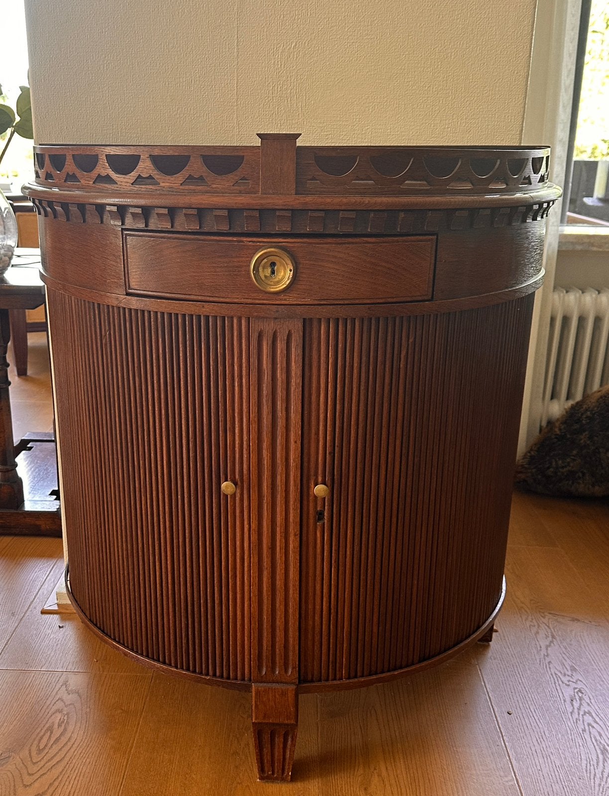 Prachtig Lodewijk XVI-stijl Demi-Lune Tambourkastje, Ophalen