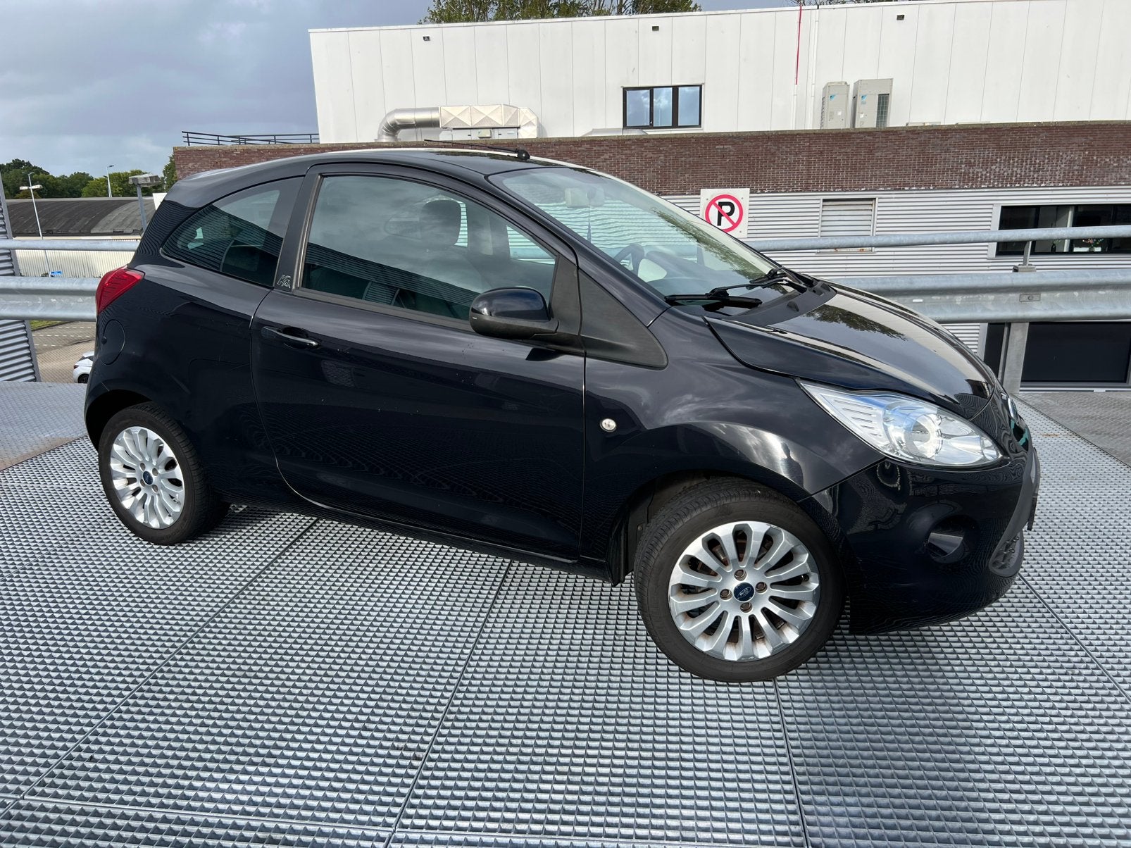 Foto 2 van Inruilkoopje Ford Ka 1.2 51KW Benzine 2009 Zwart