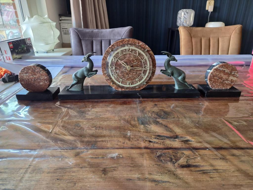 Art Deco marmeren mantelklok met bronzen gazelles, Ophalen of Verzenden