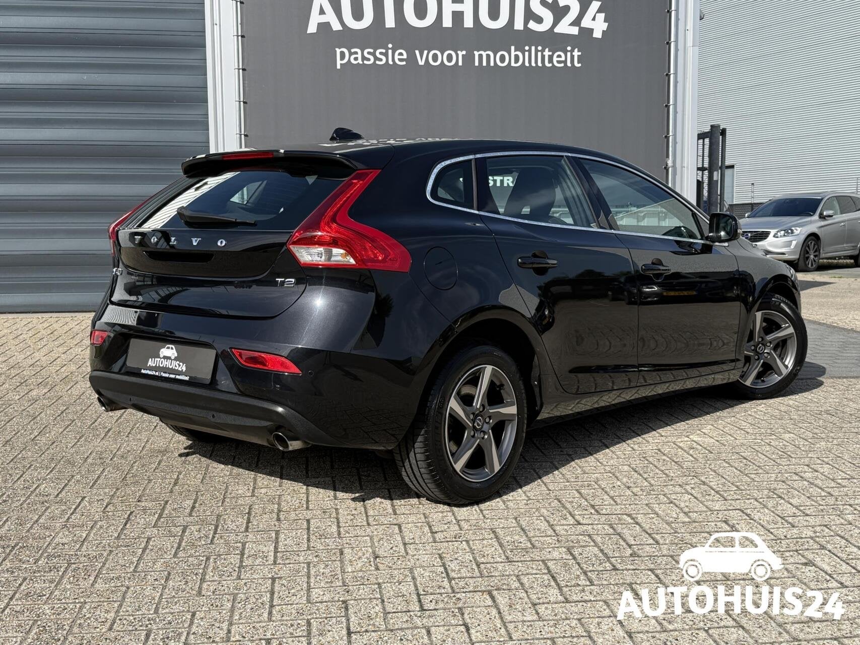 Volvo V40 1.6 T2 R-Design NL-AUTO|XENON|NAVI|DEALER ONDERH., Auto's, Volvo, Voorwielaandrijving, Stof, Gebruikt, Zwart