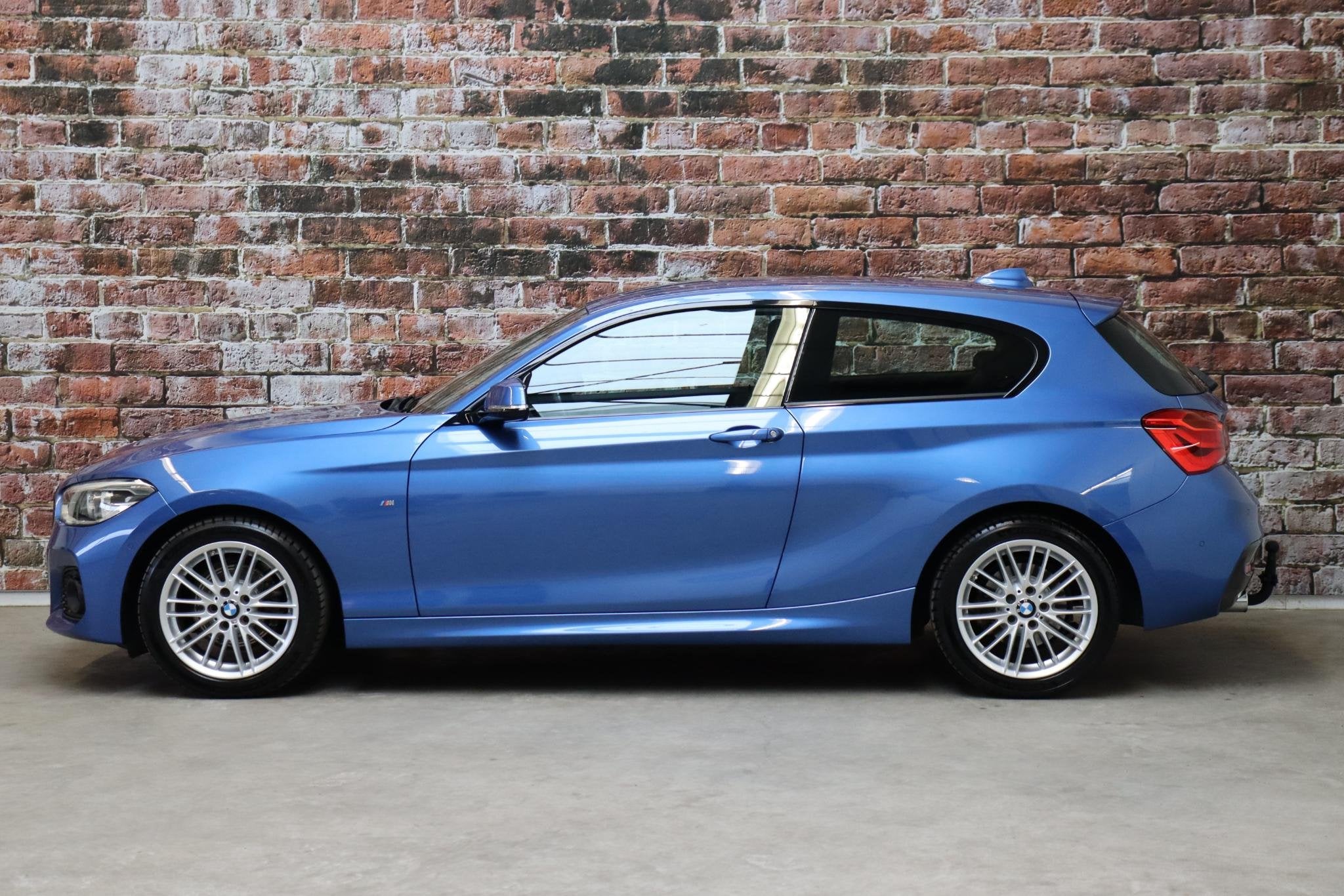 BMW 1-serie 118i High Executive M Sport Pakket Automaat 3 de, Auto's, BMW, Gebruikt, Euro 6, 1290 kg, Blauw