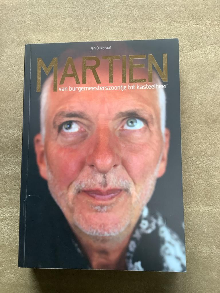 Martien Meiland - Van burgemeesterszoontje tot kasteelheer, Boeken, Biografieën, Ophalen of Verzenden, Zo goed als nieuw, Film, Tv en Media