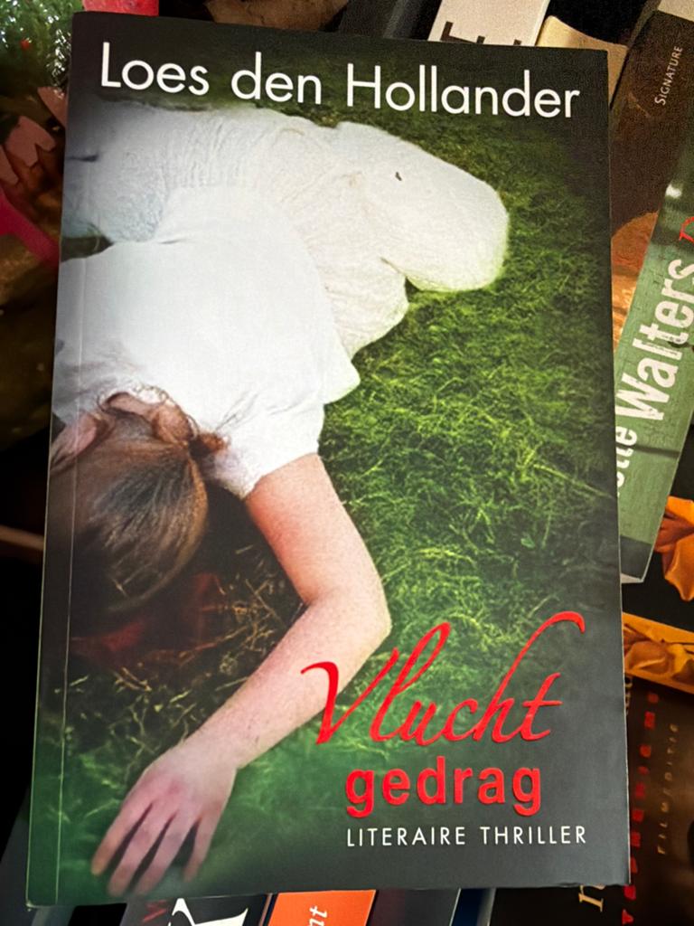Z3.  Loes den Hollander - Vluchtgedrag, Boeken, Thrillers, Zo goed als nieuw, Nederland, Ophalen of Verzenden