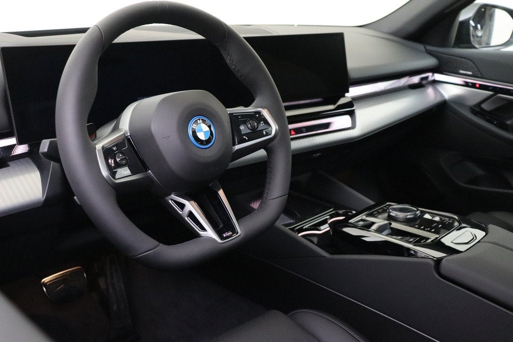 BMW i5 eDrive40 M Sport / Panoramadak / Trekhaak / Comfortst, Auto's, BMW, Automaat, Achterwielaandrijving, Zwart, Nieuw