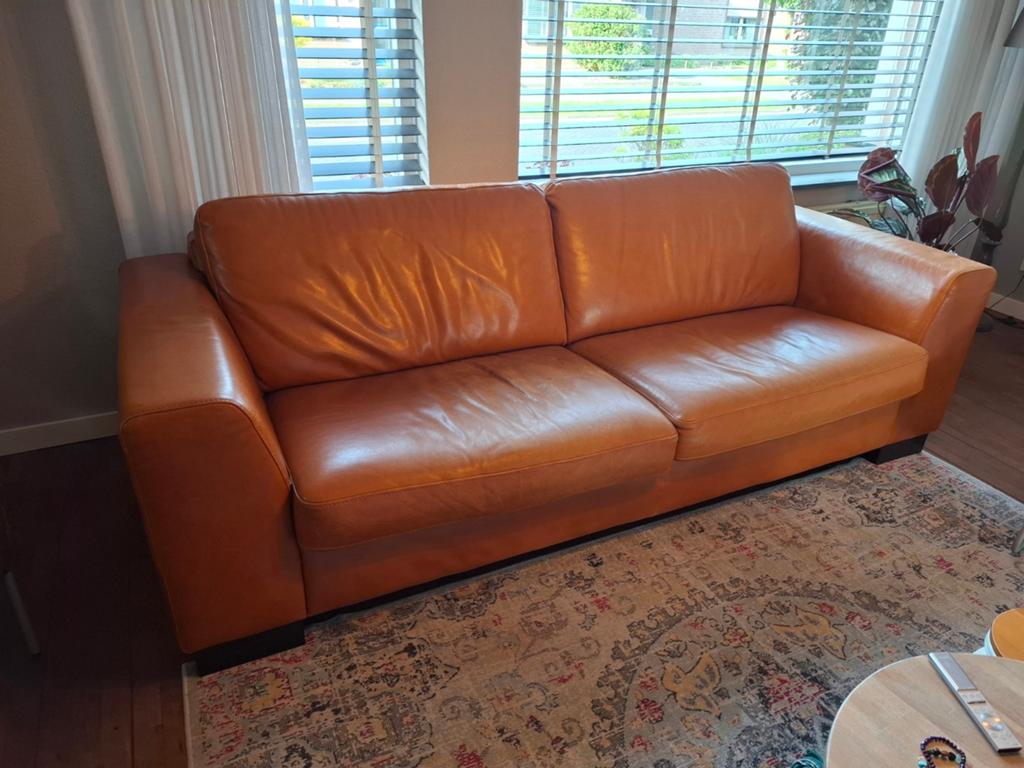 Stoere, comfortabele bank 2 1/2 zits- Cognacbruin, Huis en Inrichting, Banken | Bankstellen, Ophalen, Modern, Comfortabel, Gebruikt
