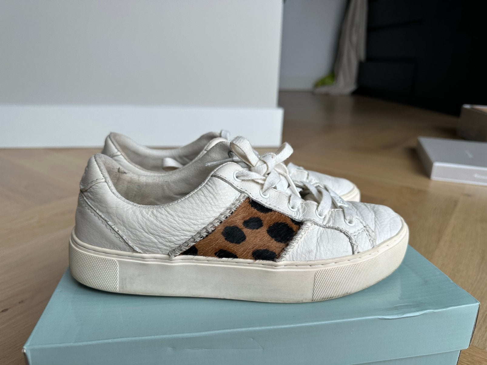 Originele UGG damessneakers – maat 37, Wit, Ophalen of Verzenden, Sneakers of Gympen, Zo goed als nieuw