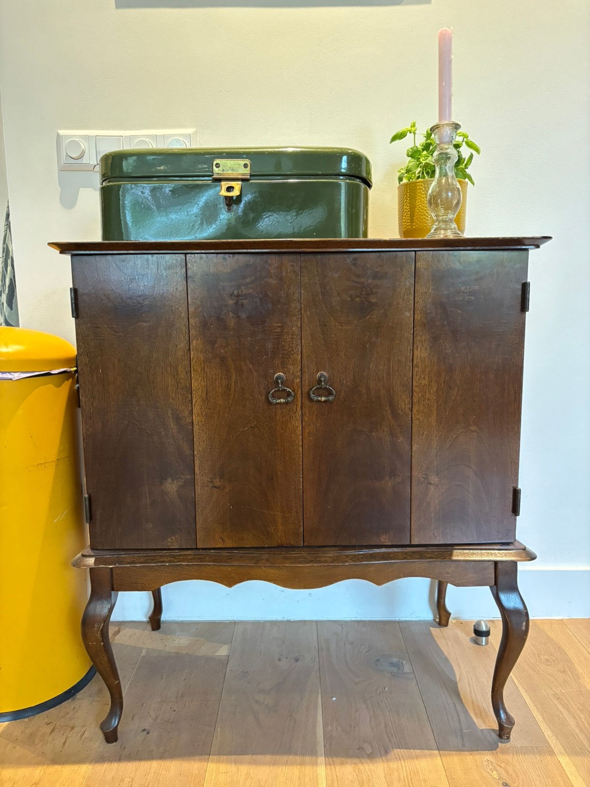 Vintage houten kastje op sierlijke poten, Ophalen of Verzenden