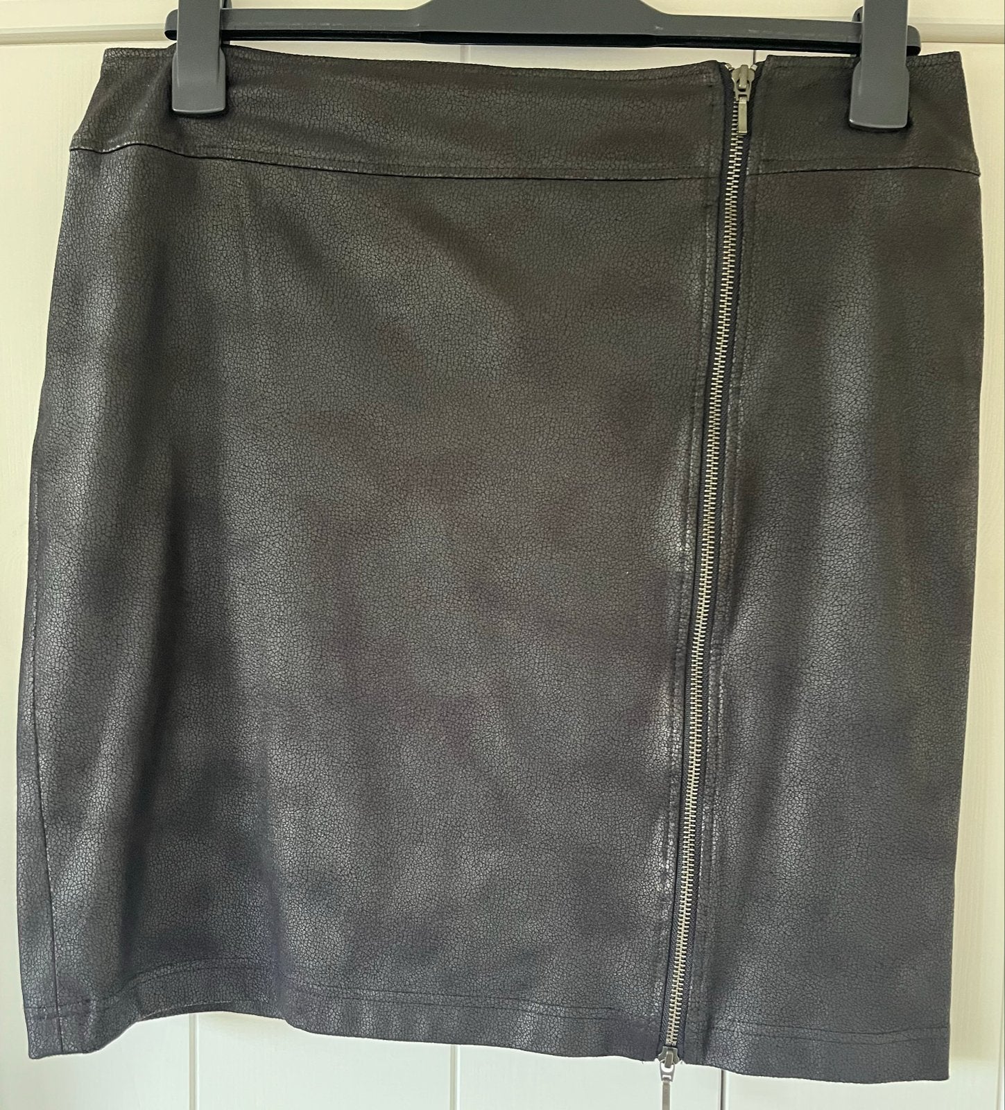 Zwarte leren rok met rits - Rozes of Avalon 44, Kleding | Dames, Rokken, Zwart, Maat 42/44 (L), Ophalen of Verzenden, Zo goed als nieuw