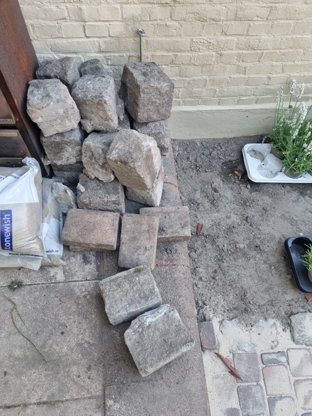 gratis Ongeveer 25 basalt keien, Tuin en Terras, Grind, Keien en Split, Ophalen, Basalt