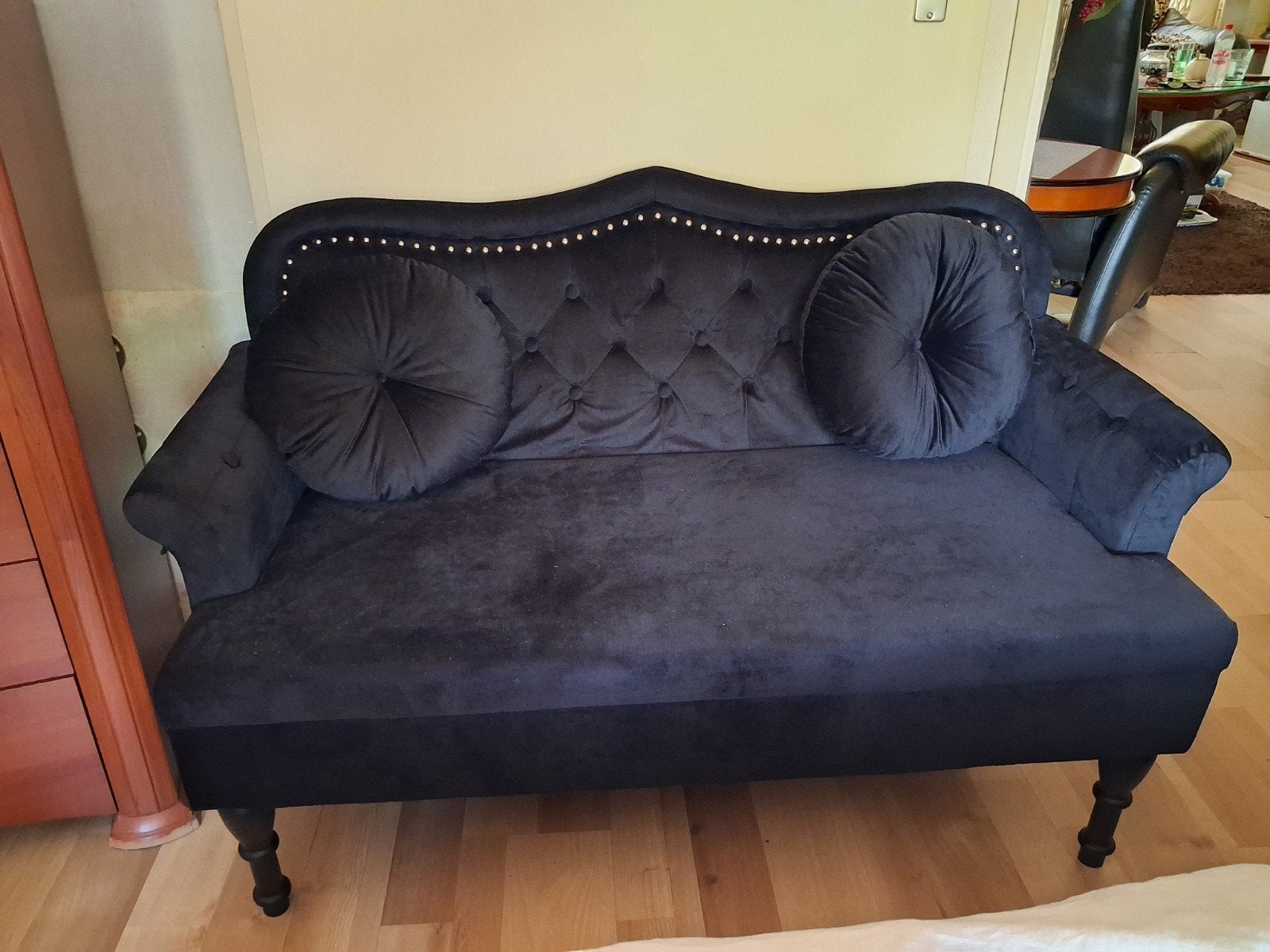 Elegante zwarte fluwelen tweezitsbank met knopen, Ophalen