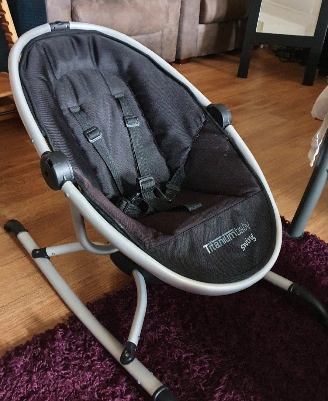 Titanium baby swing zwart 17,50, Ophalen, Gebruikt