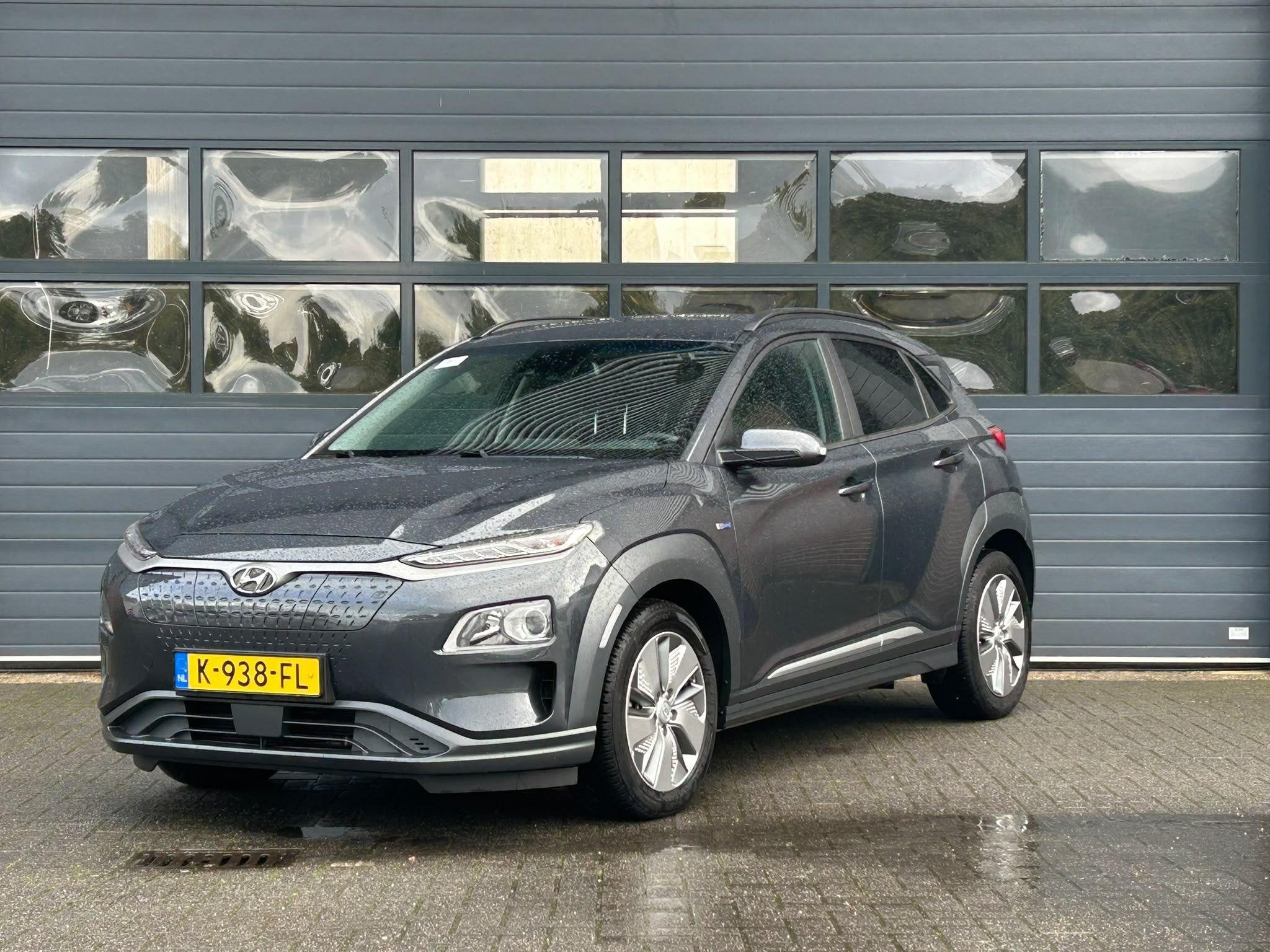 HYUNDAI KONA EV FASHION 64 kWh (98% SOH) I 3-FASE LADEN I CL, Stof, Gebruikt, Met garantie (alle), Origineel Nederlands