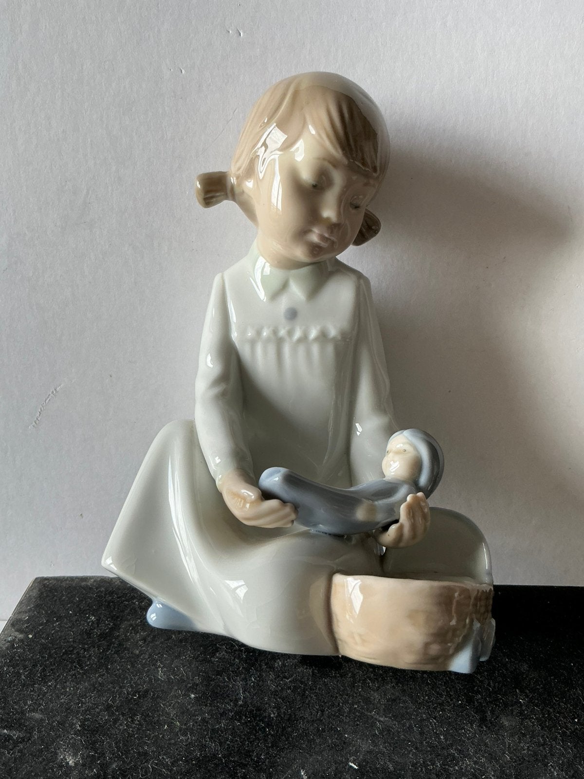 Beeldje Nao by Lladro. “pretending” modelno. 564. Porselein., Ophalen of Verzenden, Zo goed als nieuw, Mens