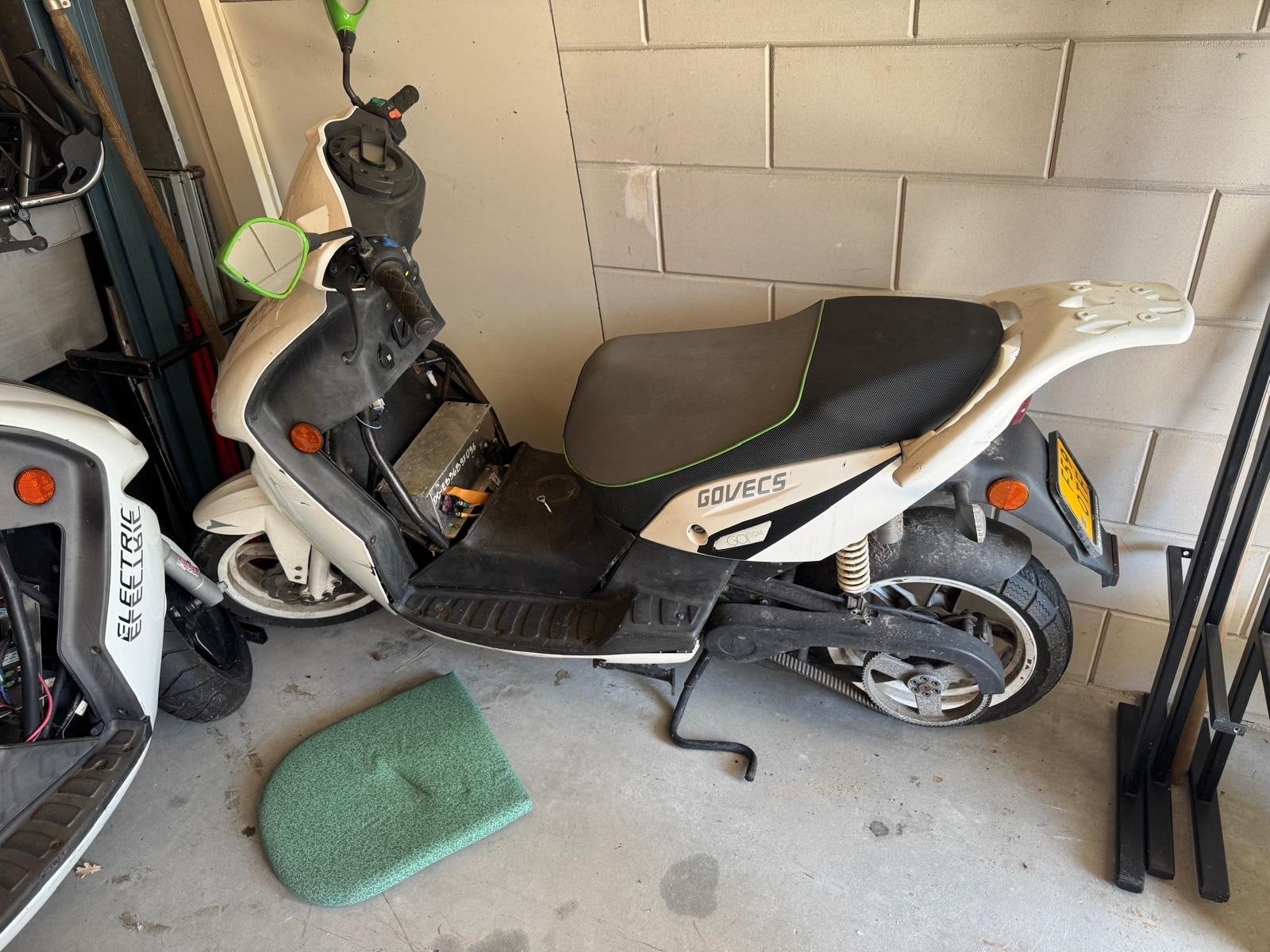 2 Govecs elektrische scooter - Opknapper/Onderdelen, Fietsen en Brommers, Brommers | Overige merken, Ophalen, Gebruikt, Maximaal 45 km/u